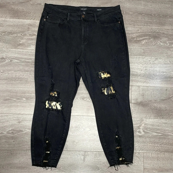 NWOT Judy Blue Leopard Patch Mid Rise Skinny Black Denim Jeans 22W - Picture 7 of 16